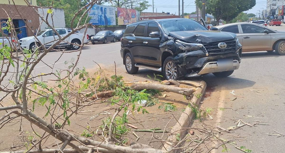 Colisão entre caminhonetes deixa médico ferido em Porto Velho