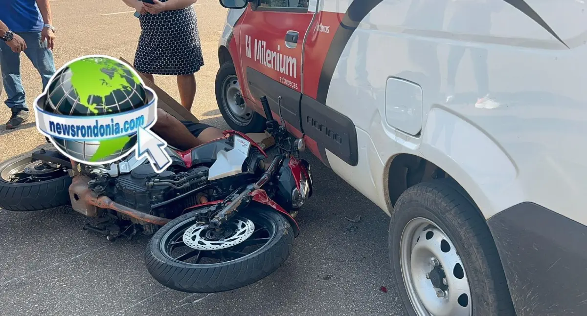 Colisão entre carro e moto deixa homem ferido no centro da capital