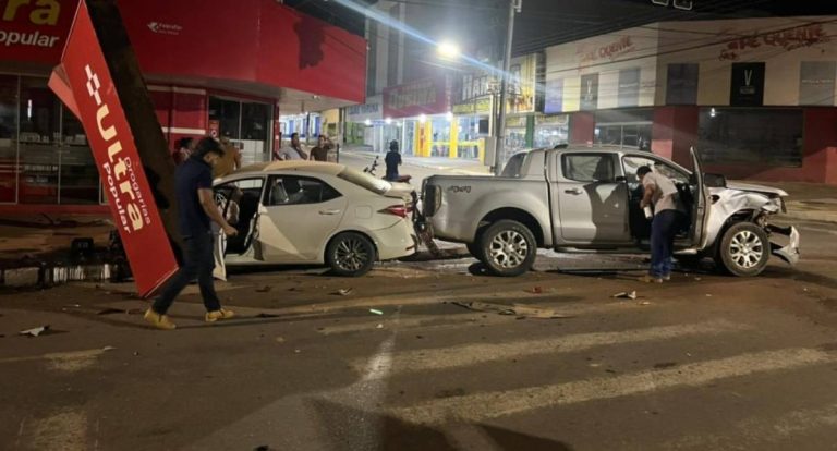 Colisão entre Corolla e Ford Ranger deixa danos materiais em Jaru
