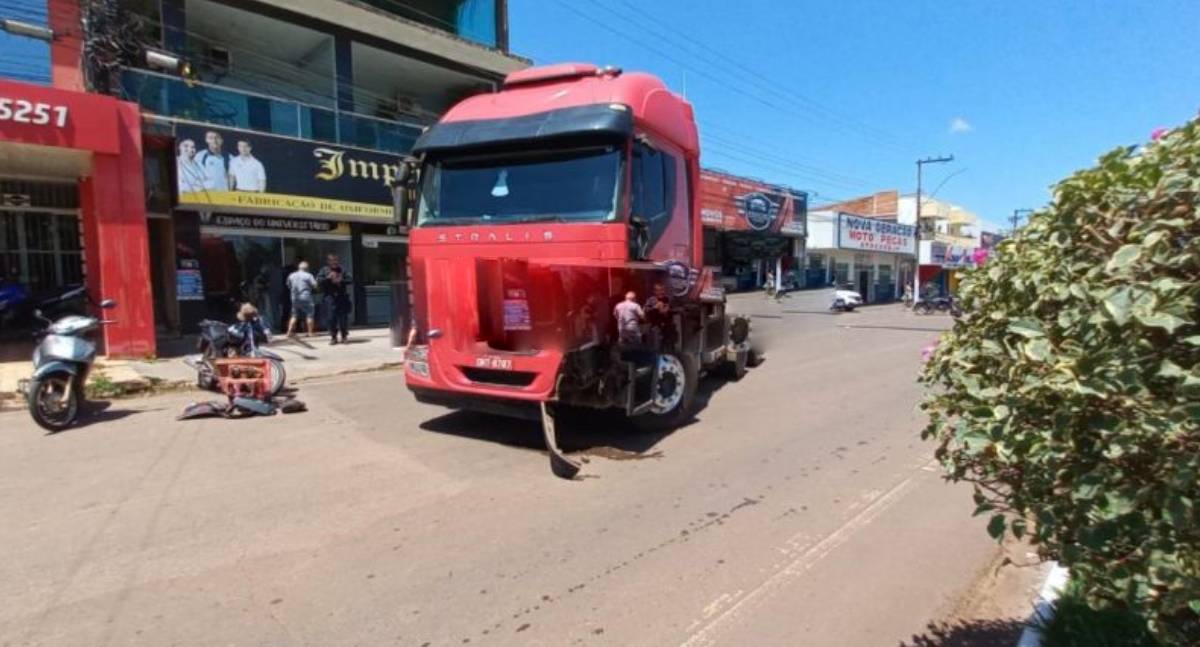 Colisão entre dois caminhões no centro de Rondônia