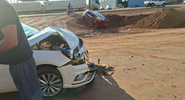 Colisão na BR-174 joga carro com grávida em valeta