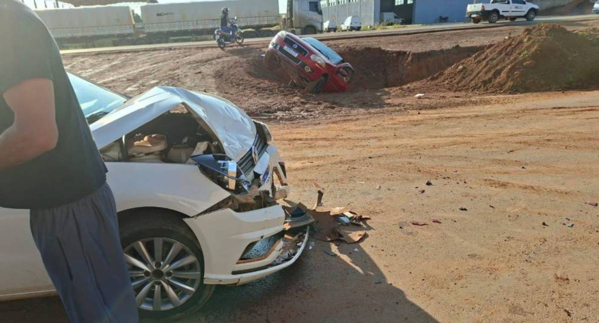 Colisão na BR-174 joga carro com grávida em valeta