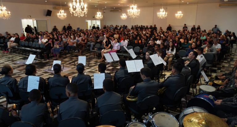 Comandante da PM reforça compromisso com escolas militares em encontro de pais em Vilhena