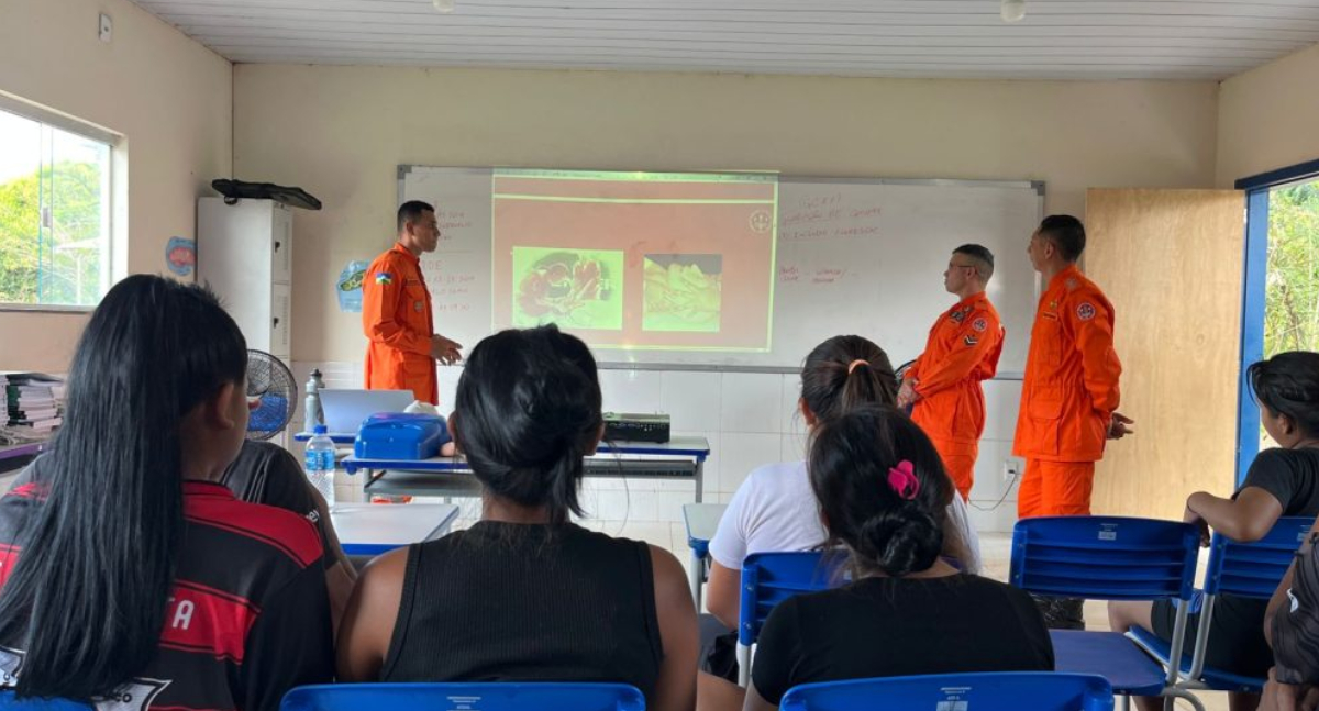 Comunidade Karitiana recebe treinamento de salvamento e combate a incêndio do Corpo de Bombeiros em Rondônia