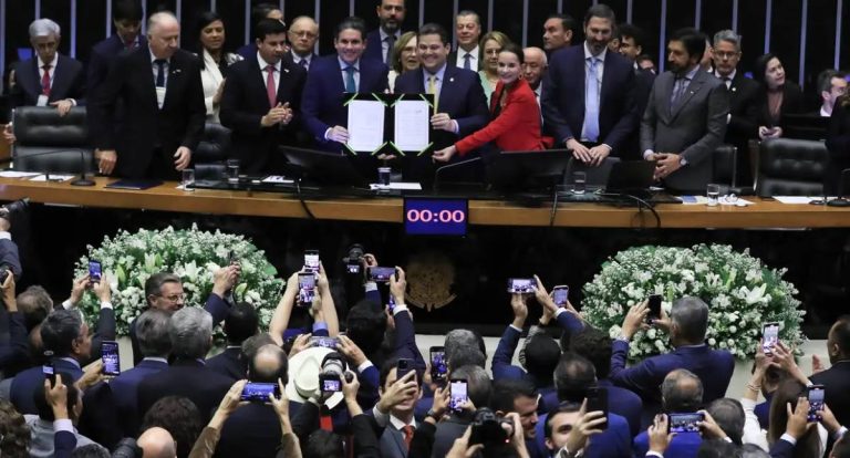Congresso promulga PEC que muda regras de precatórios