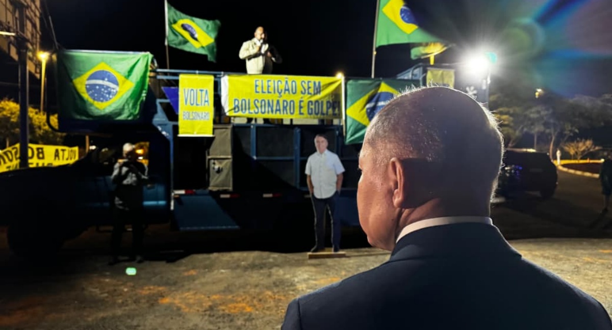 Coronel Chrisóstomo participa de vigília em frente ao condomínio de Bolsonaro após julgamento no STF