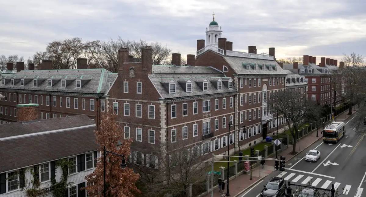 Corte de financiamento a Harvard é ilegal, decide juíza