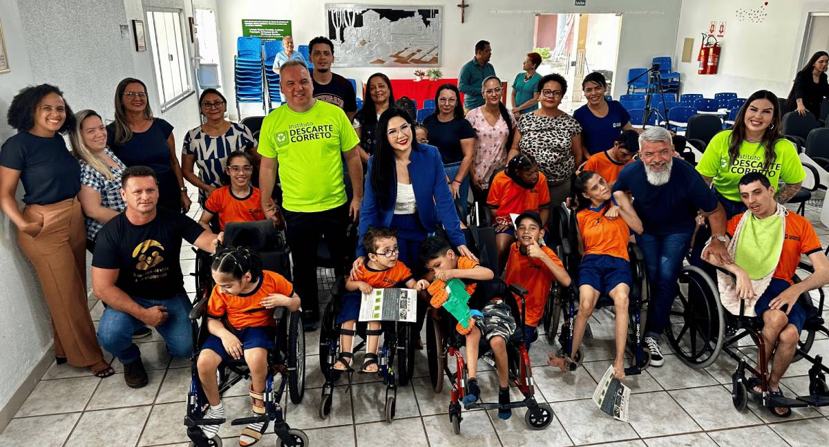 Cristiane Lopes leva inclusão digital à Casa Família Rosetta com entrega de 20 computadores