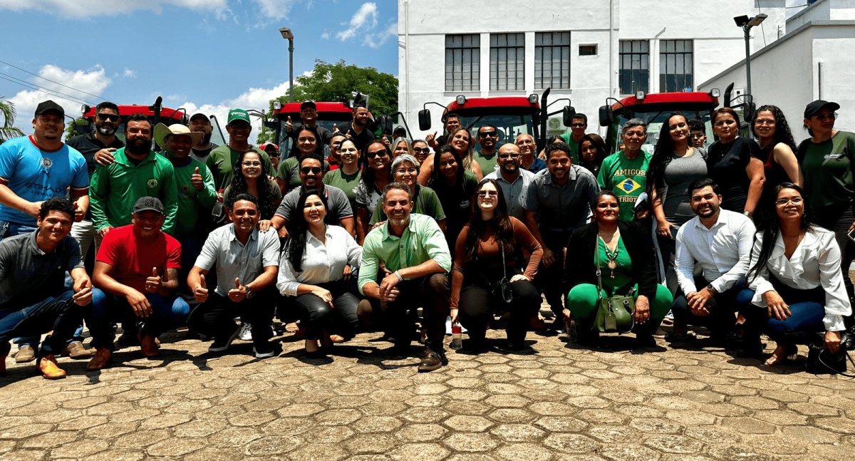 Deputada Cristiane Lopes e prefeito Léo Moraes entregam tratores para fortalecer agricultura familiar em Porto Velho