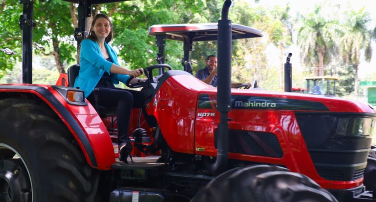 Deputada Gislaine Lebrinha entrega mais de 20 tratores a associações rurais de Rondônia