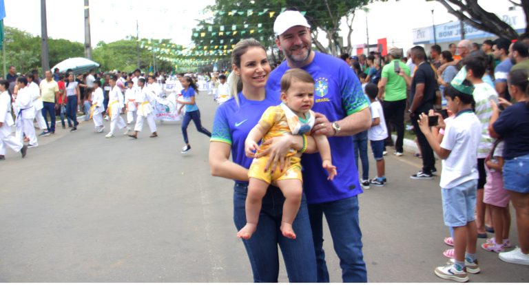 Deputado Alex Redano e prefeita Carla Redano prestigiam desfile de 7 de setembro em Ariquemes