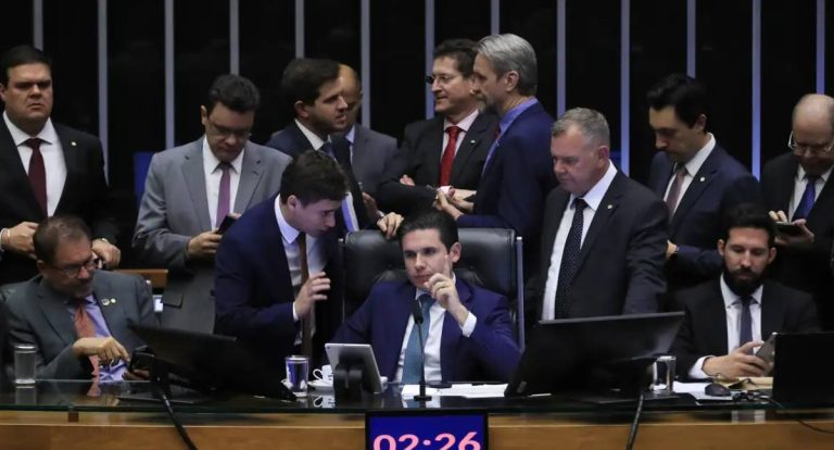 Deputados aprovam PEC da blindagem e texto segue ao Senado