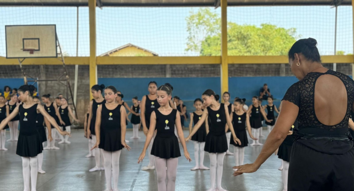 Escola João Ribeiro Soares comemora 25 anos do Projeto de Balé e entrega kits completos às alunas