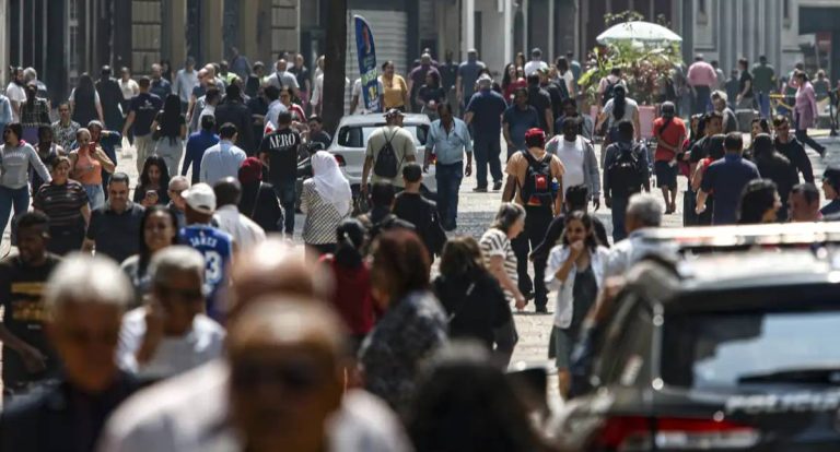Famílias deixam linha da pobreza em 2 anos com avanço social