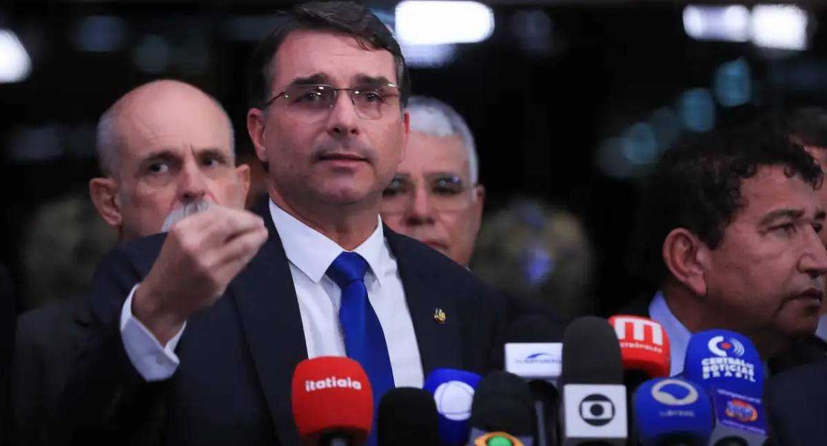 Flávio Bolsonaro ataca ministro do STF após voto pela condenação
