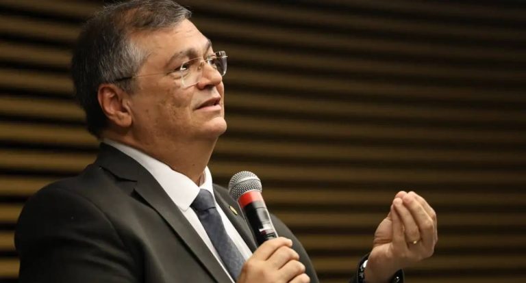 Flávio Dino manda PF investigar Bolsonaro na pandemia