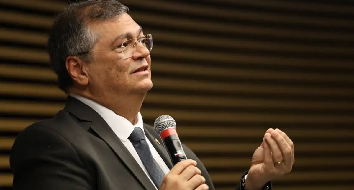 Flávio Dino manda PF investigar Bolsonaro na pandemia