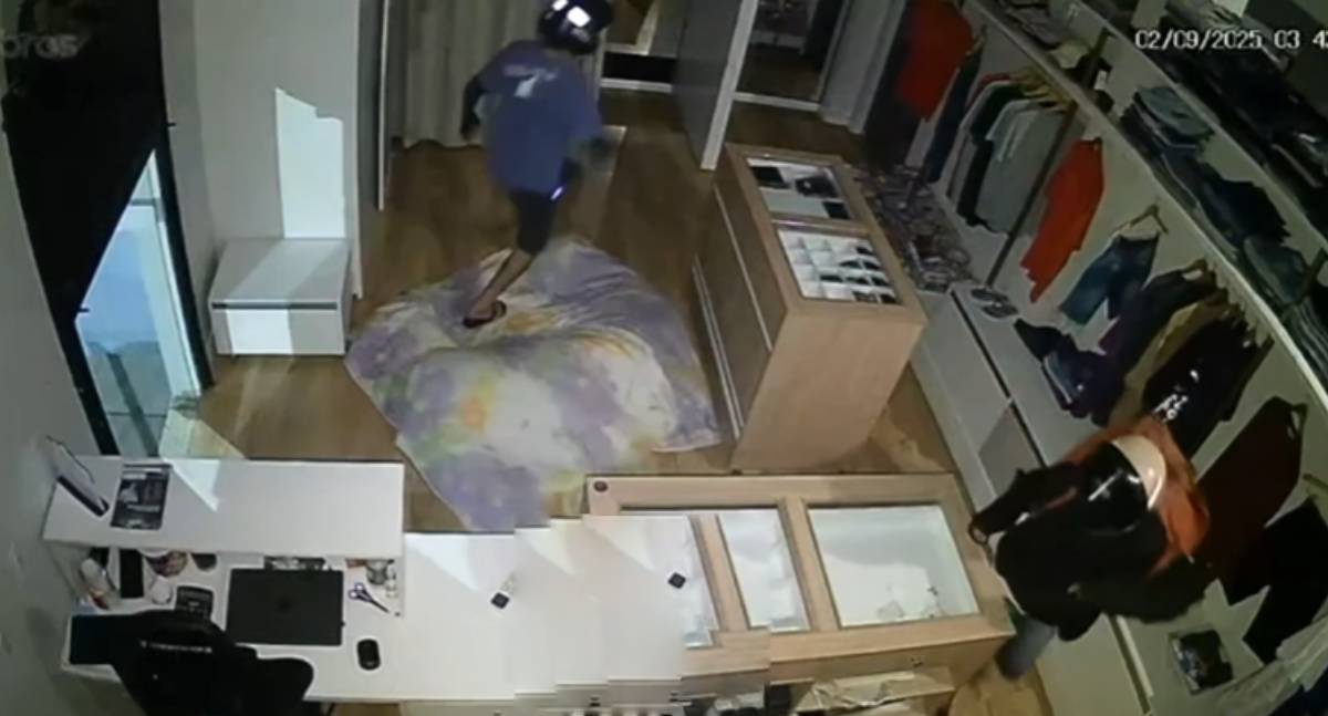 VÍDEO: Furto em loja de roupas é registrado na madrugada de Porto Velho