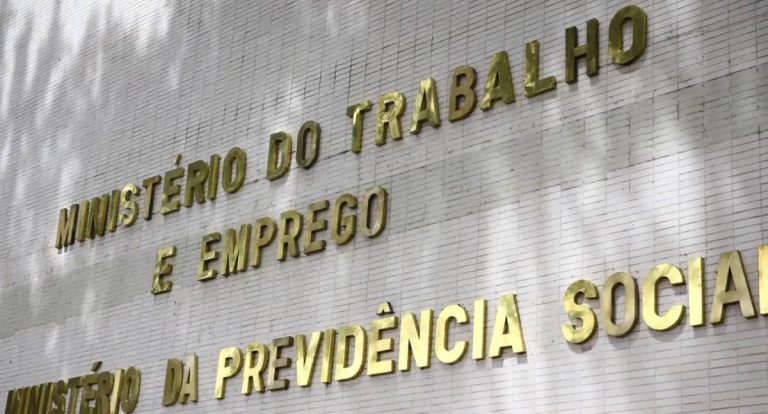 Governo notifica patrões sobre atraso do FGTS