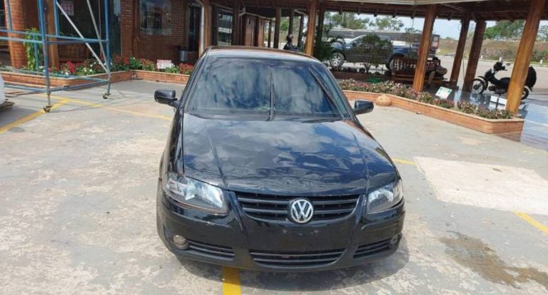 Homem abastece carro furtado, é amarrado por populares e preso em Vilhena