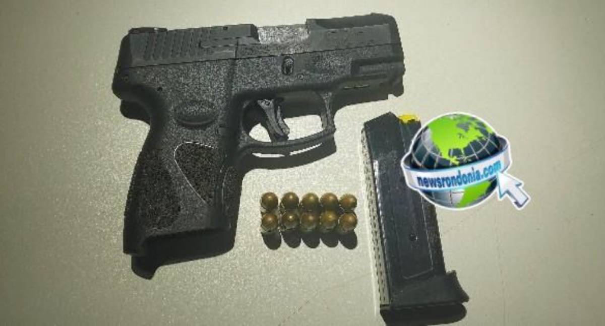 Jovem deixa arma escorregar pelo short e acaba preso em balneário na zona norte