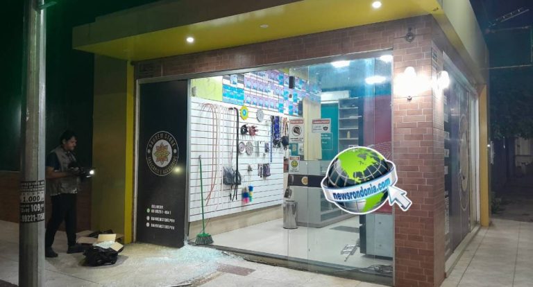 Ladrão usa martelo para quebrar porta de vidro e faz arrastão em tabacaria na capital