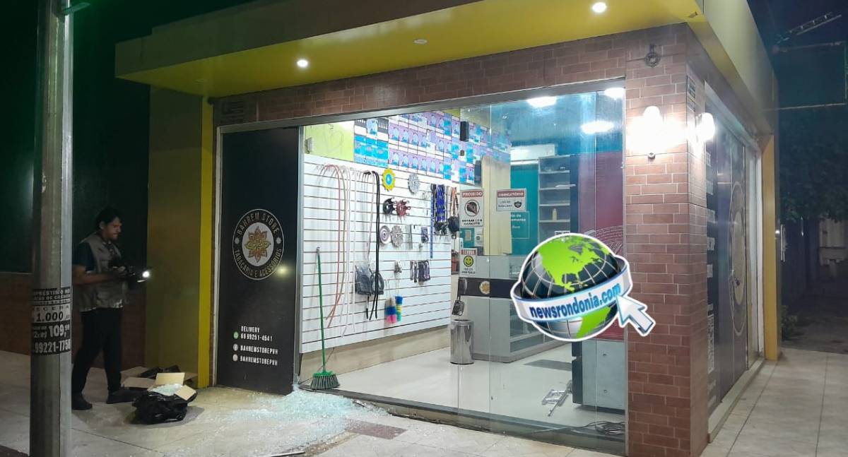 Ladrão usa martelo para quebrar porta de vidro e faz arrastão em tabacaria na capital