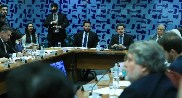 Líderes devem analisar projeto de isenção do IR até R$ 5 mil
