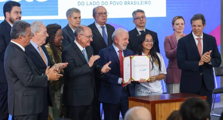 Lula sanciona lei para proteger crianças e adolescentes na internet