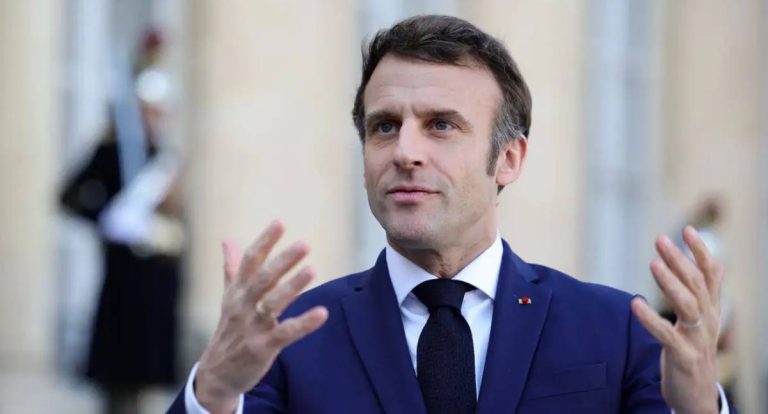 Macron busca novo premiê para a França após queda de governo