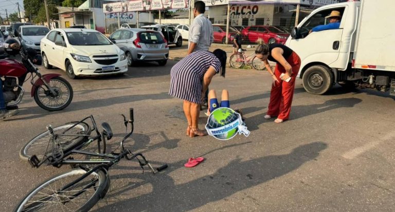Mãe e filho em bicicleta são atropelados por carro na capital