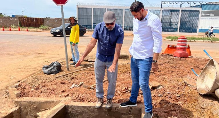 Márcio Pacele fiscaliza desobstrução de drenagem no Agenor de Carvalho em Porto Velho