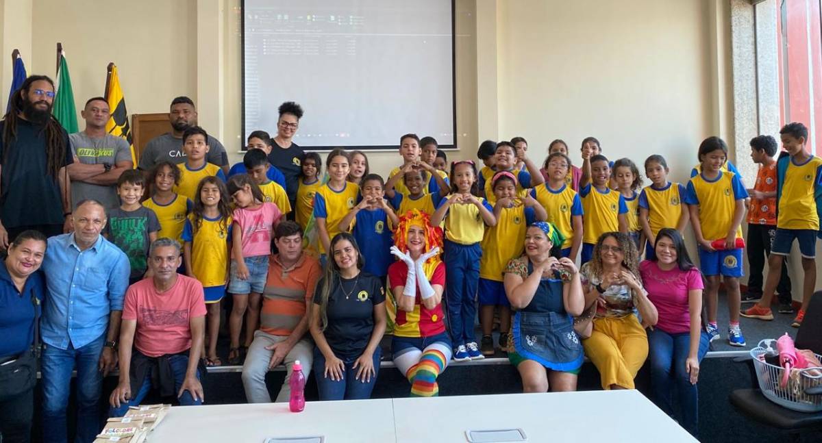 Mergulho na imaginação: alunos visitam biblioteca municipal