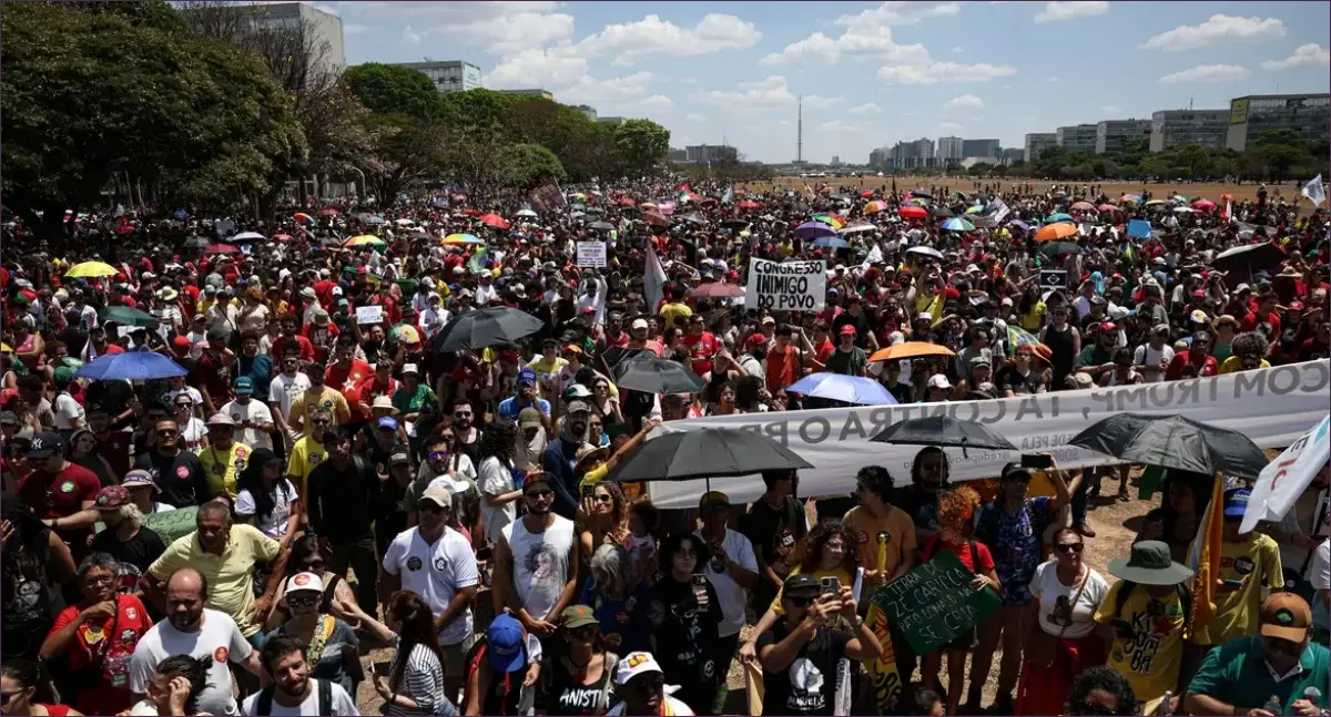 Milhares marcham no DF contra anistia a golpistas e PEC da Blindagem