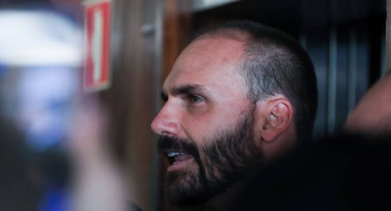 Moraes afirma que Eduardo Bolsonaro está nos EUA para evitar lei