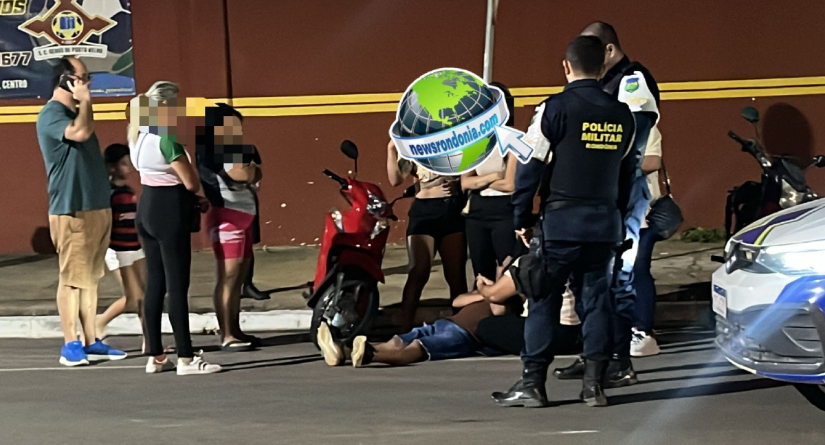 Motociclista esquece descanso e sofre queda em frente a arena de futebol