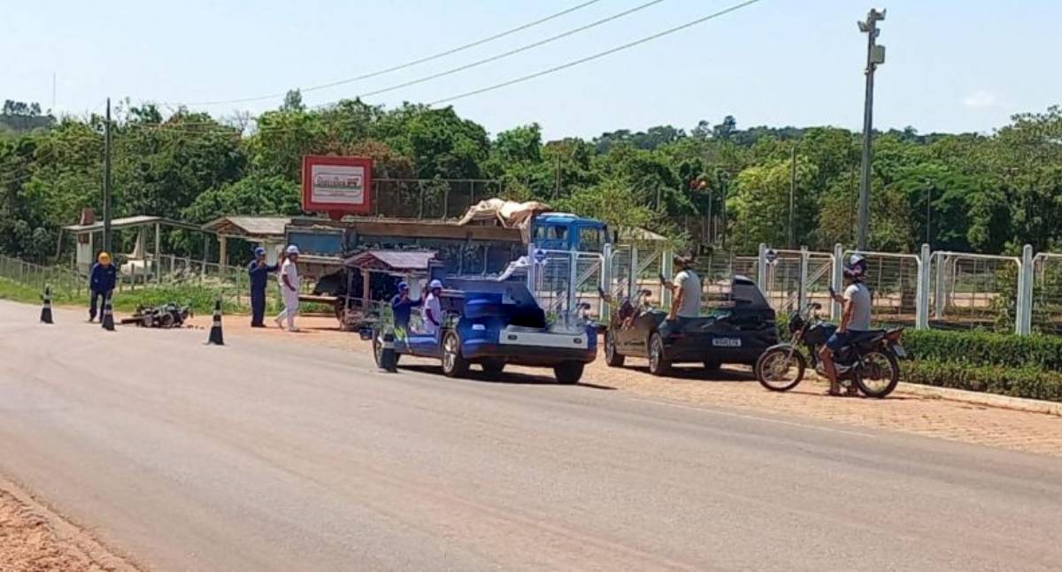 Motociclista fica ferido após colidir com caminhão na RO-010