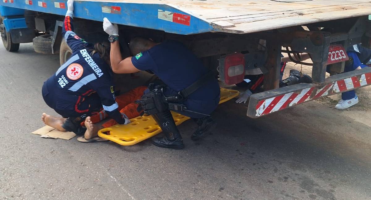 Motociclista se fere ao colidir com guincho em Porto Velho