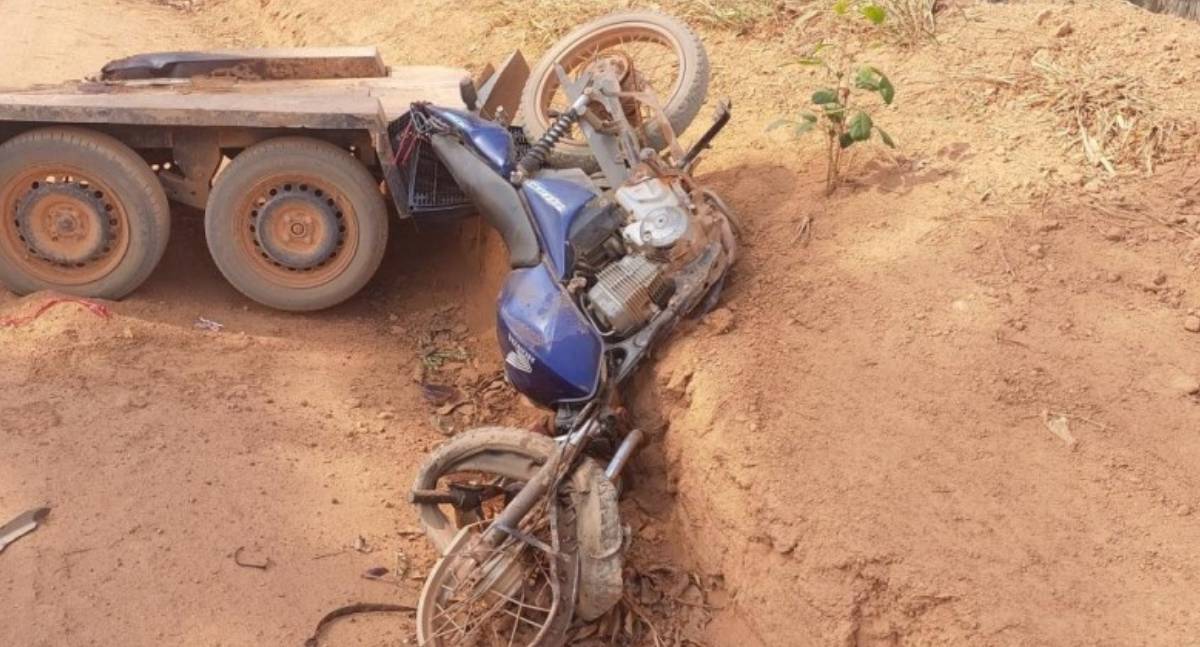 Motociclista sofre ferimentos graves após acidente com reboque em Theobroma