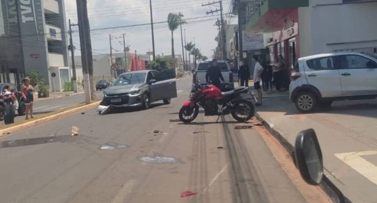 Motorista bate em carro estacionado em principal avenida de Vilhena