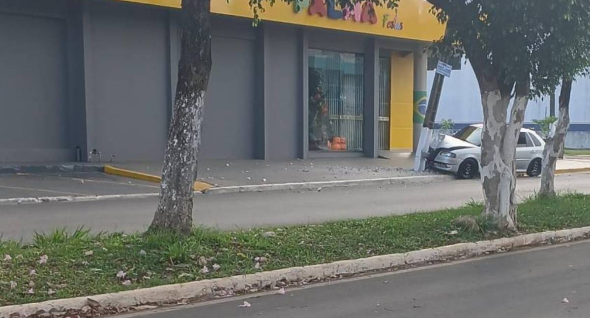 Motorista de 21 anos bate em poste após cochilar ao volante em Vilhena