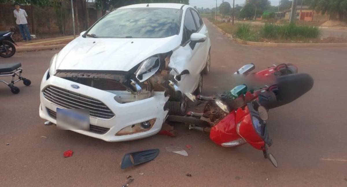 Motorista de carro atinge motociclista em Rolim de Moura