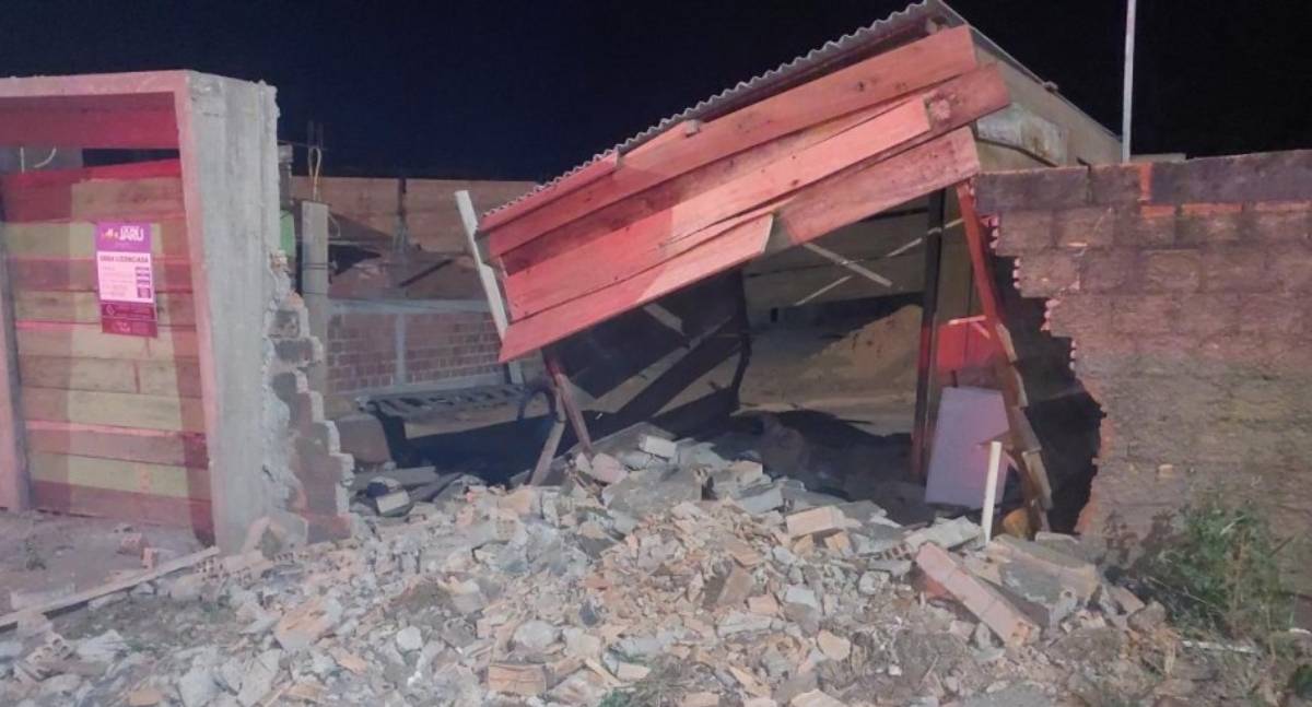 Motorista de Fiat Strada colide contra muro em Jaru