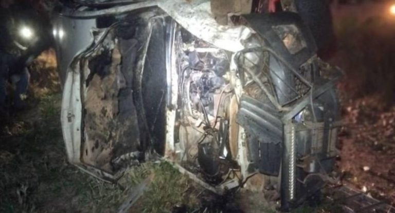 Motorista sofre graves fraturas após capotar carro na RO-383