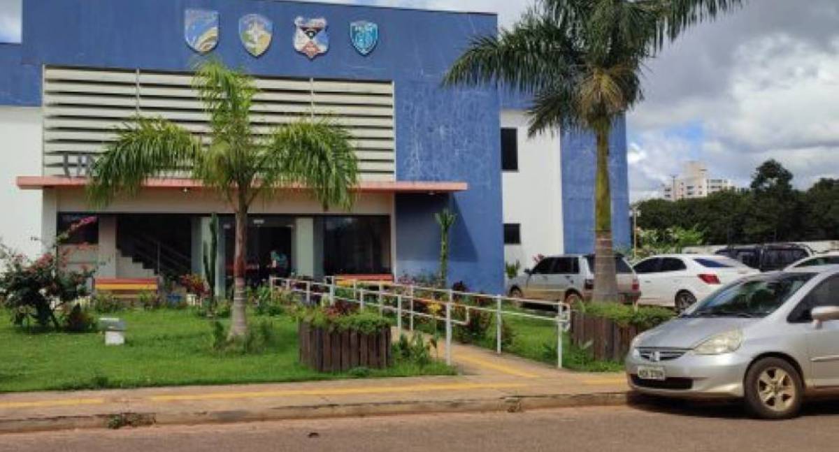 Mulher é presa após abandono de incapaz e dirigir moto "cabritada"