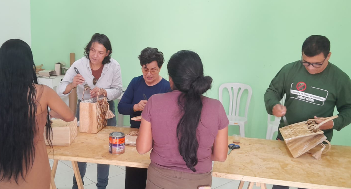 Mulheres de Porto Velho aprendem artesanato sustentável com fibra de bananeira na Bahia