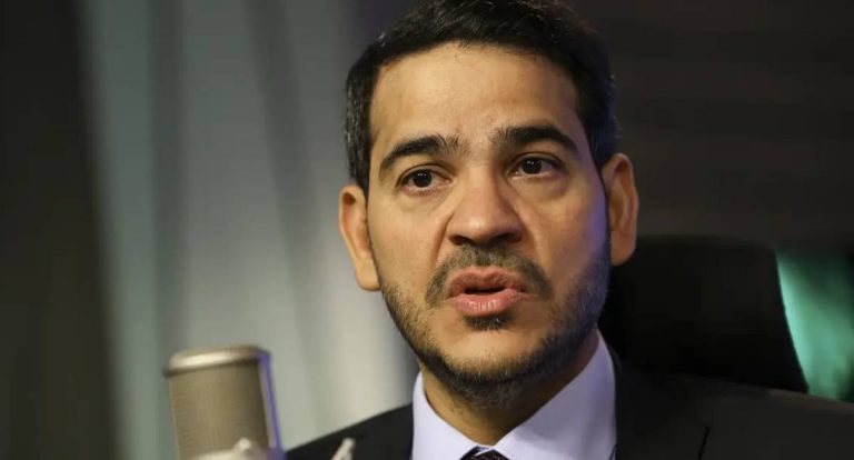 “Não vamos abrir mão da democracia”, diz Messias sobre visto revogado