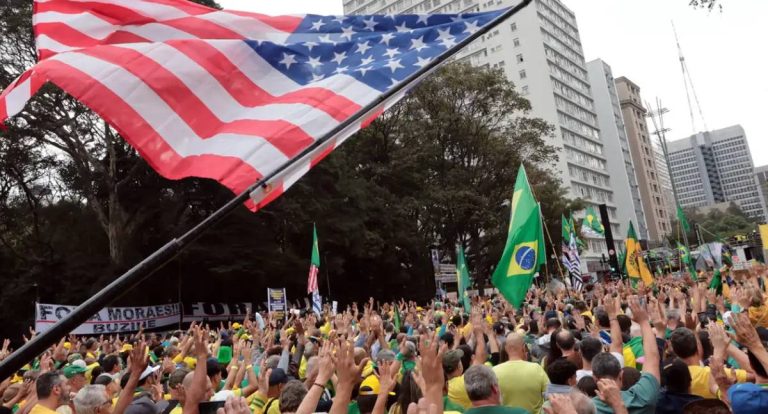 New York Times aponta bandeira dos EUA como símbolo da direita brasileira