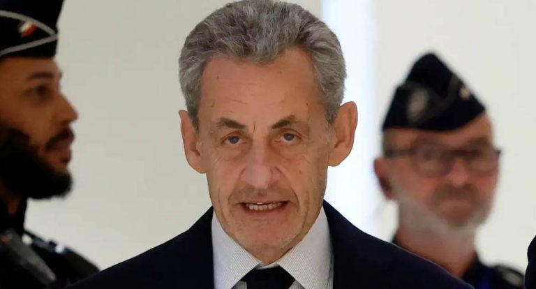 Nicolas Sarkozy é condenado a cinco anos de prisão