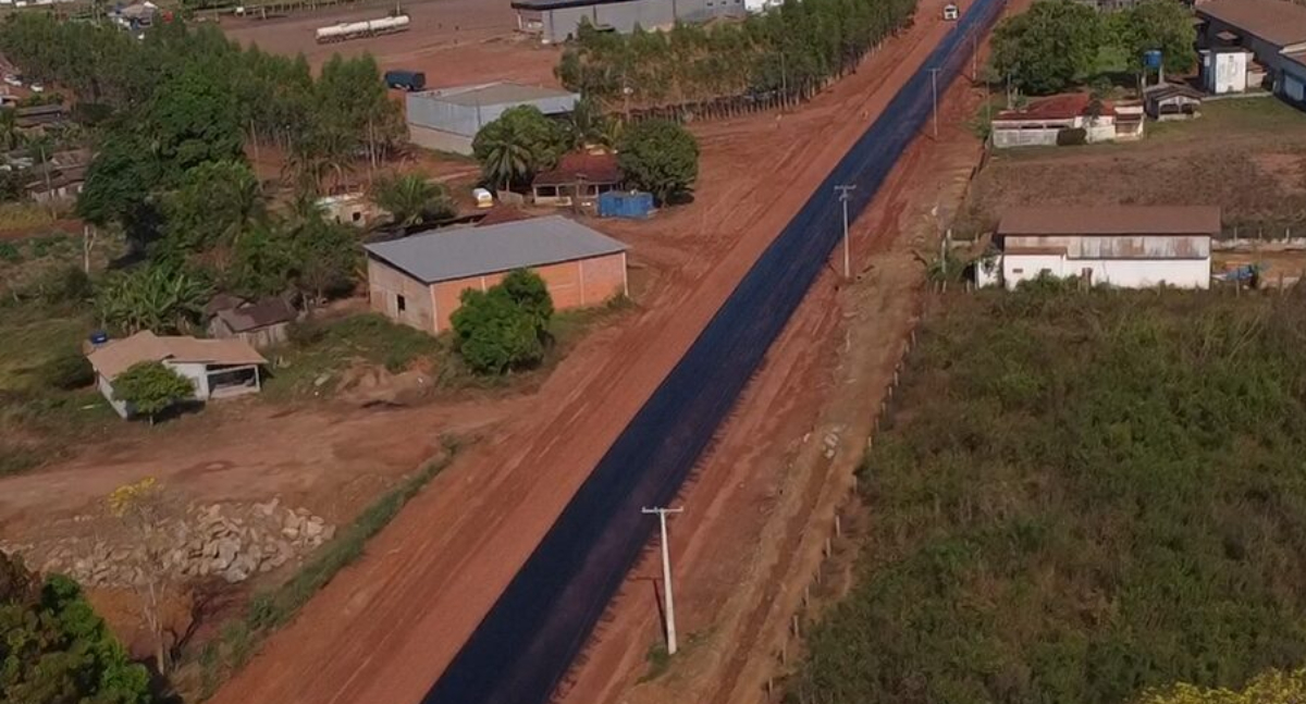 Obras de pavimentação avançam na RO-383 em Riozinho, distrito de Cacoal